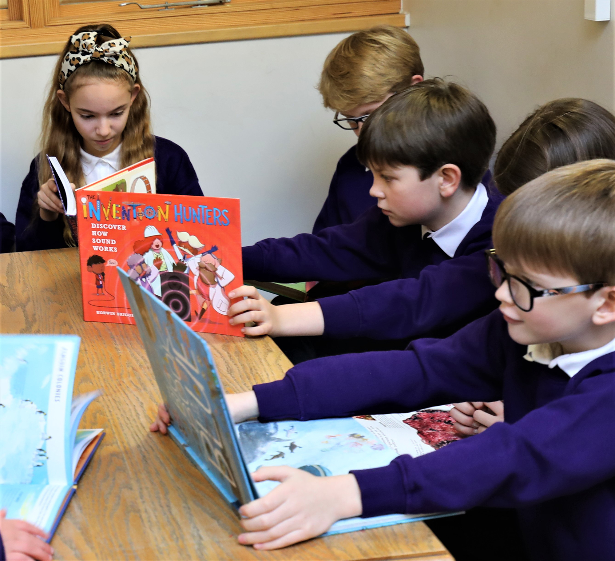 Woodbridge Primary School - Children reading